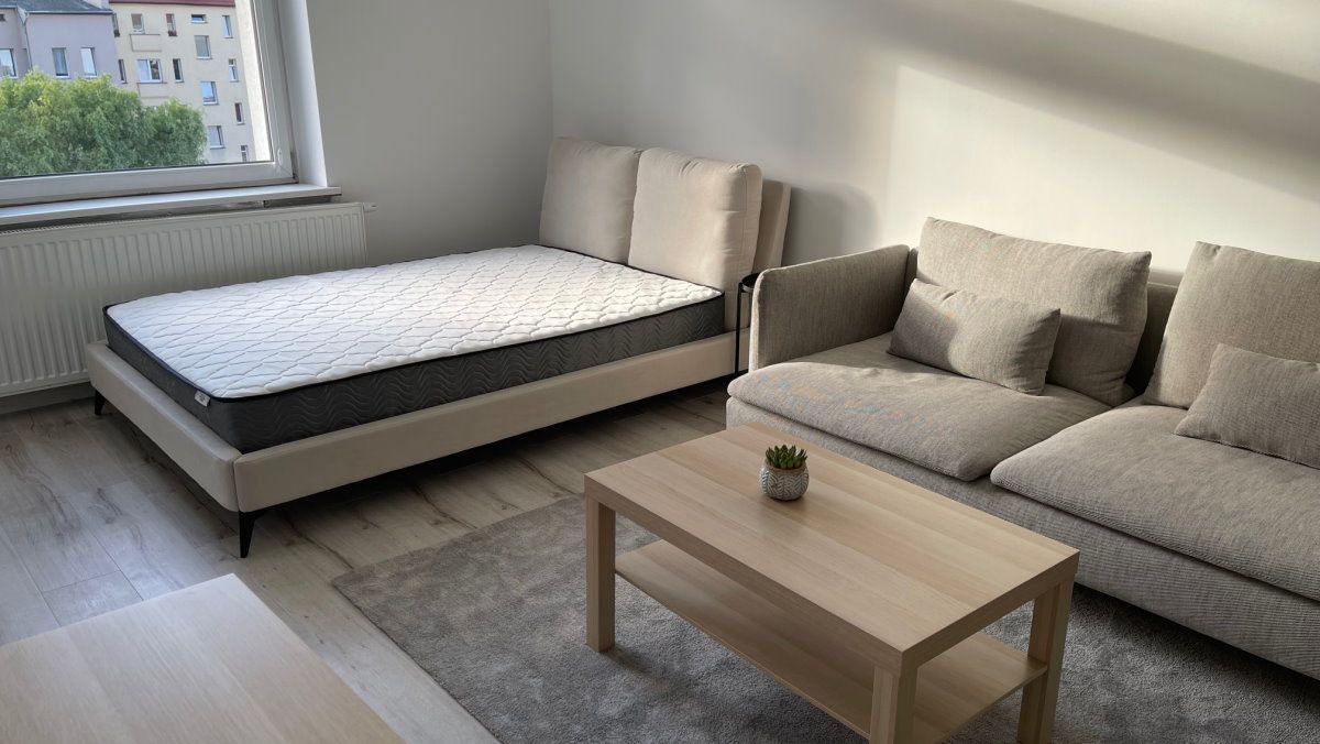 WG #8 Zimmer 3 – 20 m² - sofa Table + Bed