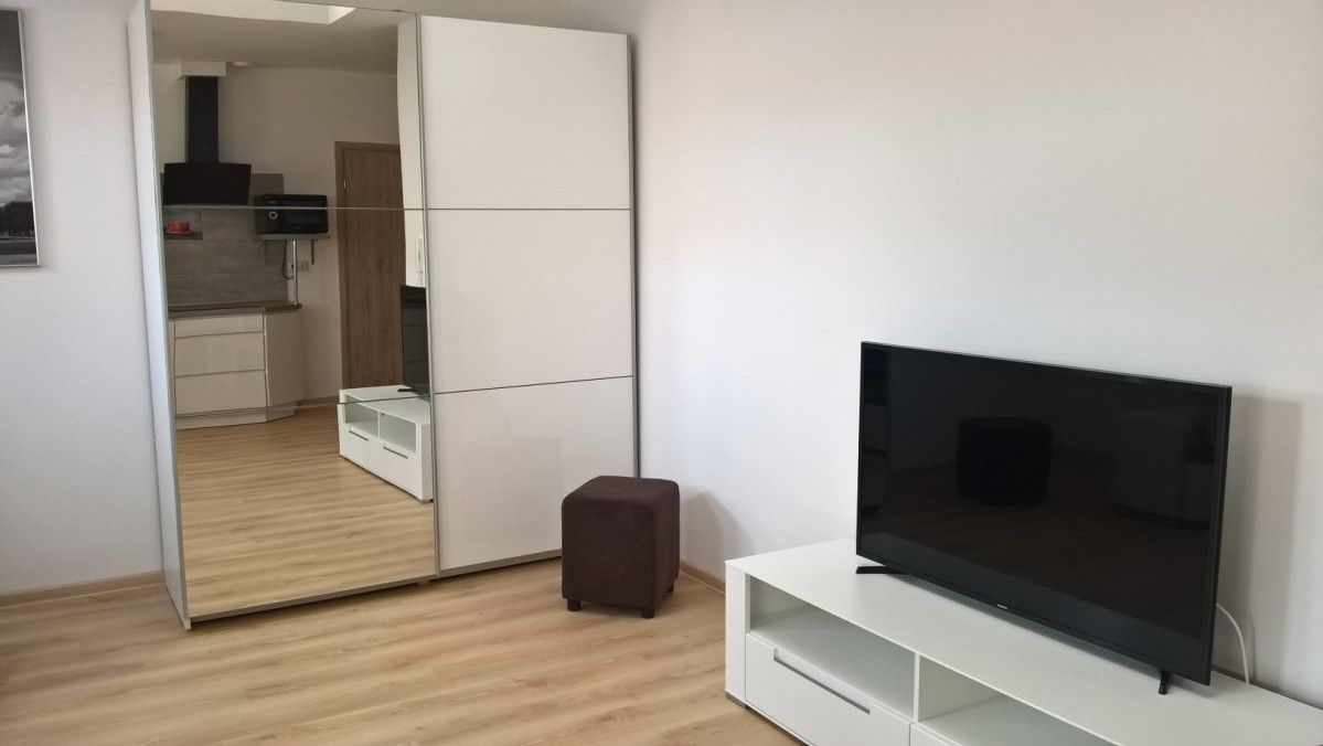 Studio #13 – 34 m² - wardrobe tv
