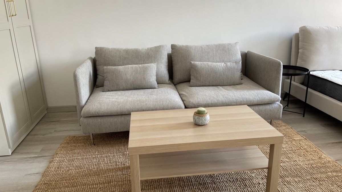 WG #8 Zimmer 1 – 24 m² - sofa Table