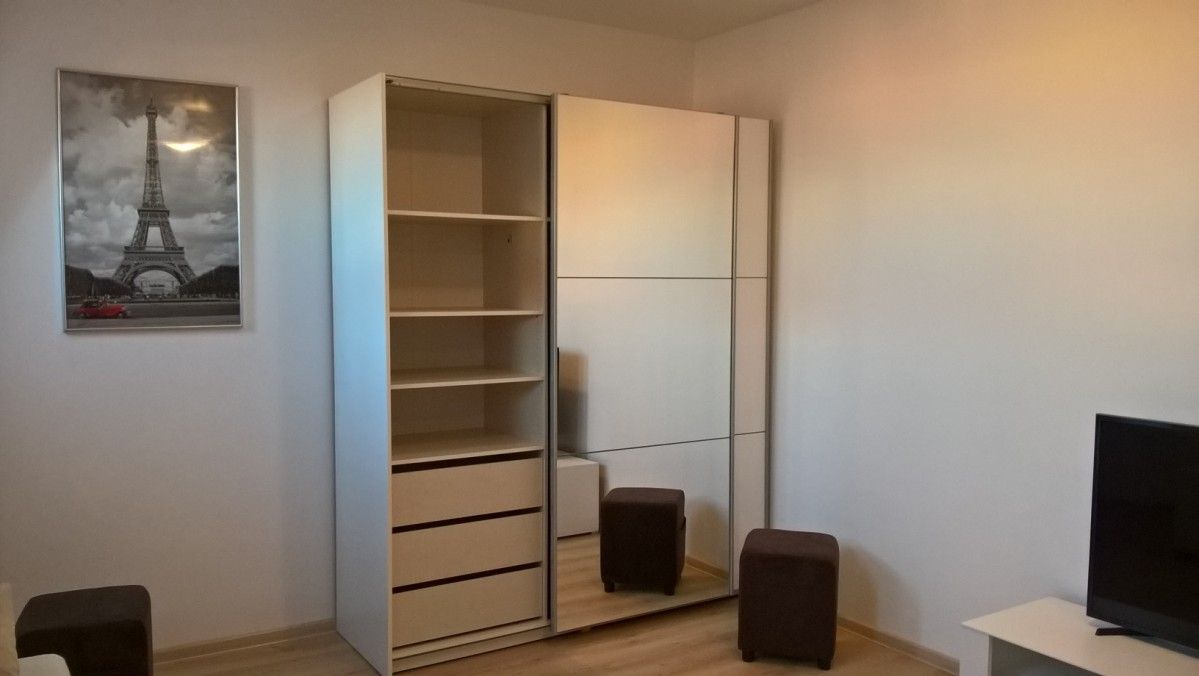 Studio #13 – 34 m² - wardrobe open