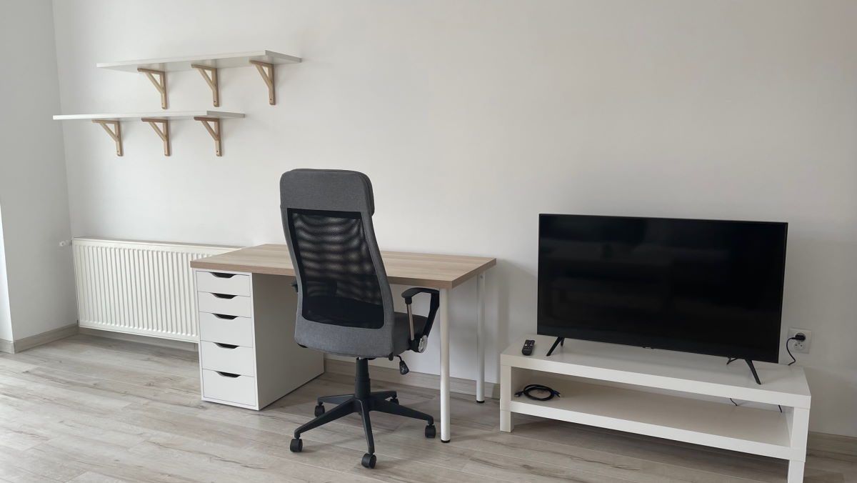 WG #8 Zimmer 1 – 24 m² - desk TV