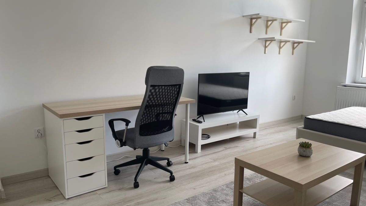 WG #8 Zimmer 3 – 20 m² - desk TV