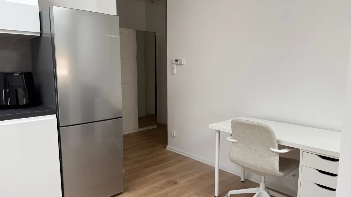 Studio #22 – 35 m² - desk corridor