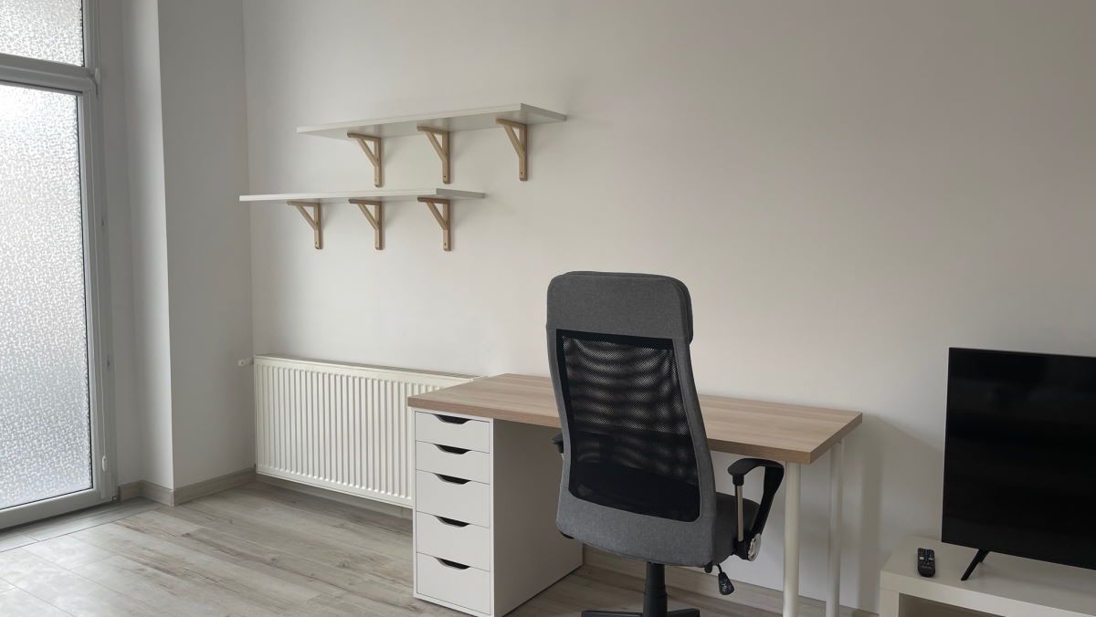 WG #8 Zimmer 1 – 24 m² - desk