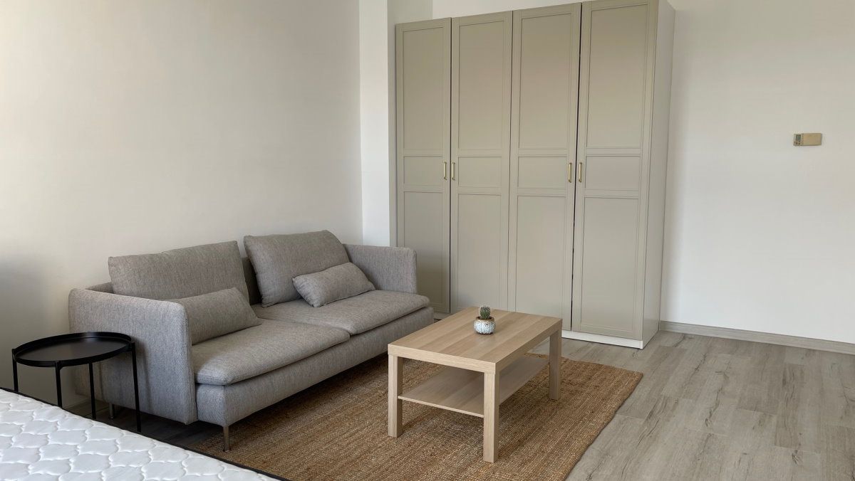 Rom 2 i kollektiv #8 – 26 m² - sofa Table + Wardrobe