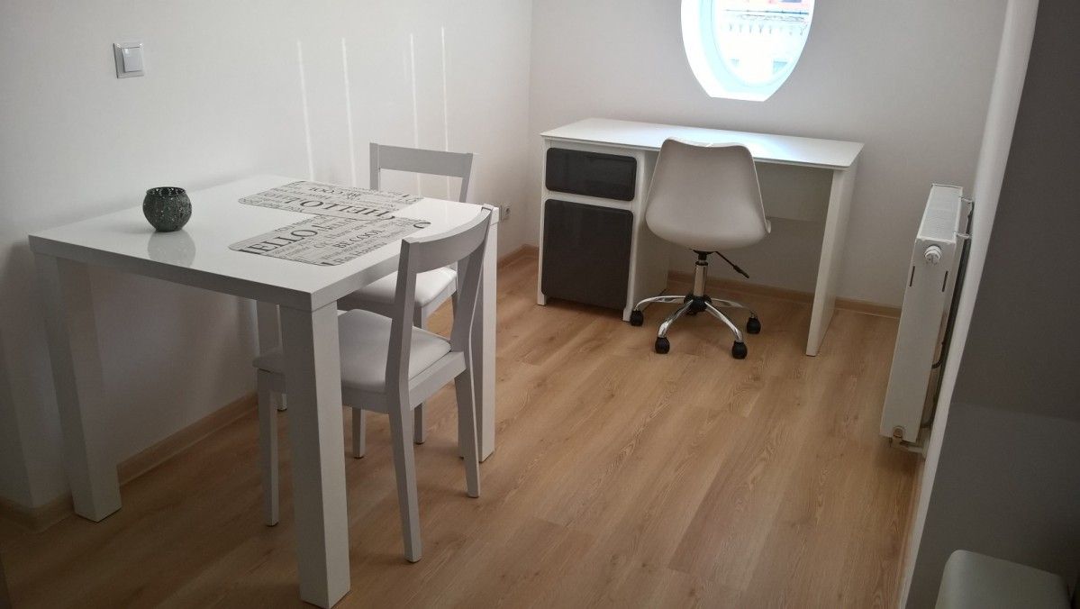 Studio #13 – 34 m² - desk table